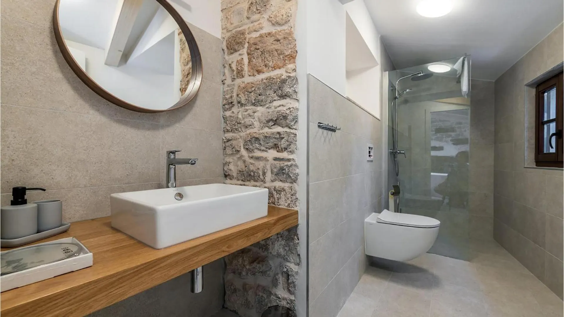 2 Bedroom Beautiful Home In Bale 0*,